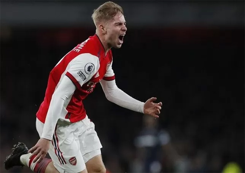 Gelandang serang Arsenal Emile Smith-Rowe merayakan golnya ke gawang West Ham United dalam laga lanjutan Liga Inggris di Stadion Emirates, London, Inggris.